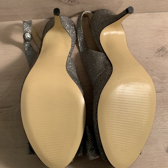 Enzo Angiolini Silver sling back pump size 7.5. - Picture 3 of 4